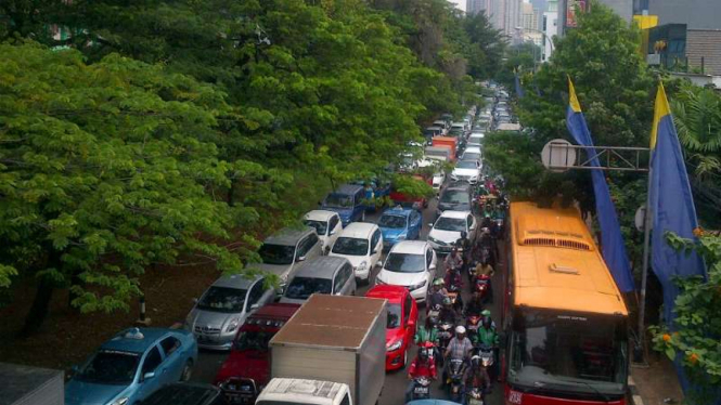 Sopir angkutan umum M44 mogok massal dan memblokir jalan di kawasan Tebet
