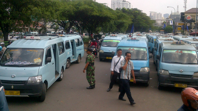 Dilarang Ngetem, Sopir M-44 Mogok Massal