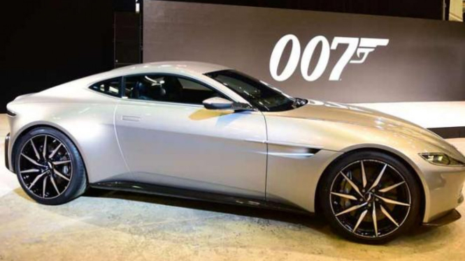 Aston Martin DB 10.