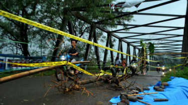 Jembatan Cibarusah di Kabupaten Bekasi rusak diterjang banjir 