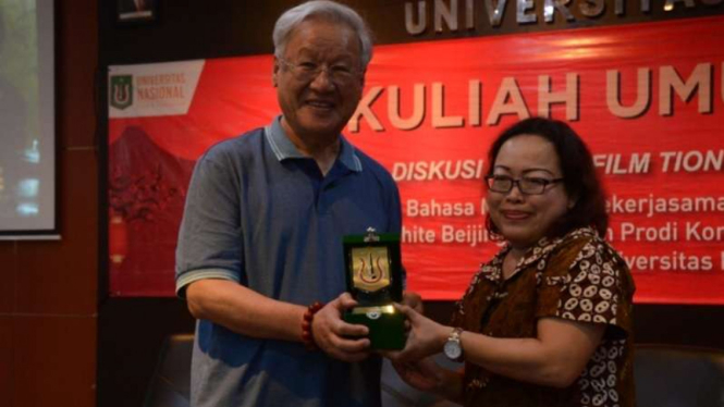 Kaprodi Mandarin Titik Rahardjanti dan Prof. Xie Fei