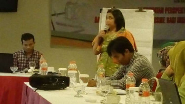 Vivi Normasari, penyintas aksi terorisme saat memberikan paparan