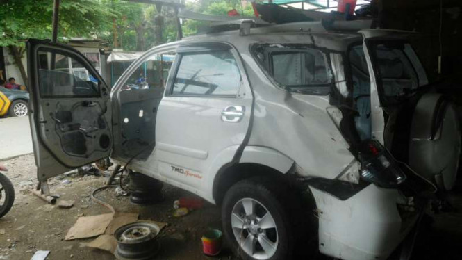 Mobil bekas tabrakan yang siap direkondisi di satu bengkel di Jakarta, Kamis 26 Mei 2016.