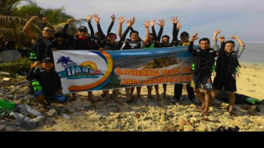 Foto bersama di Pulau Tikus, Bengkulu.