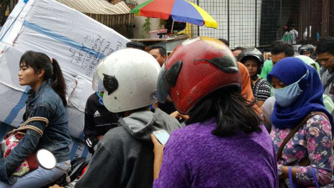 Pengunjung Pasar Tanah Abang, Jakarta Pusat, membeludak jelang Ramadan, Kamis, 26 Mei 2016.
