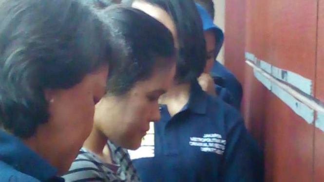 Jessica Kumala Wongso (baju garis-garis) saat akan diserahkan ke Kejari