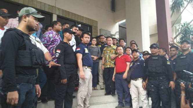 Jessica Kumala Wongso (baju garis-garis) keluar dari gedung Kejari Jakpus