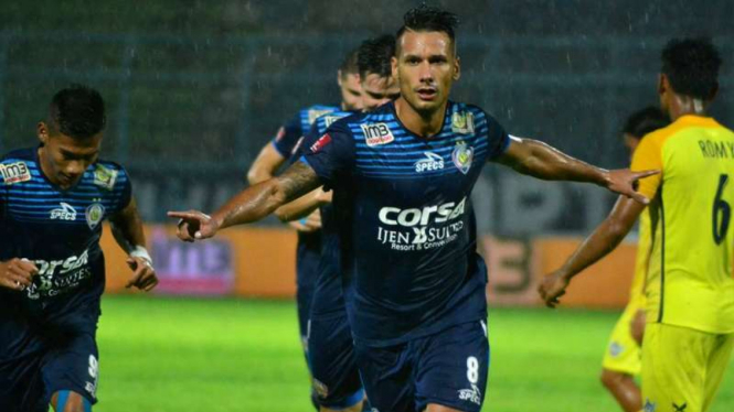 Gelandang Arema Cronus, Raphael Maitomo, merayakan gol.
