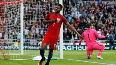 Striker timnas Inggris, Marcus Rashford, merayakan golnya ke gawang Australia.