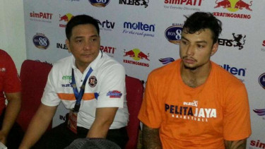 Pelatih dan pemain Pelita Jaya EMP, Benjamin Alvareszipin dan Brandon Jawato