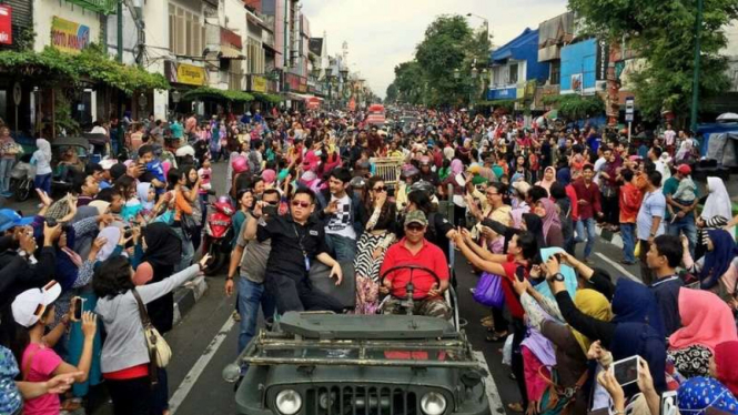 Para pemain serial Uttaran saat diarak keliling Kota Yogyakarta, Minggu (29/5/2016)