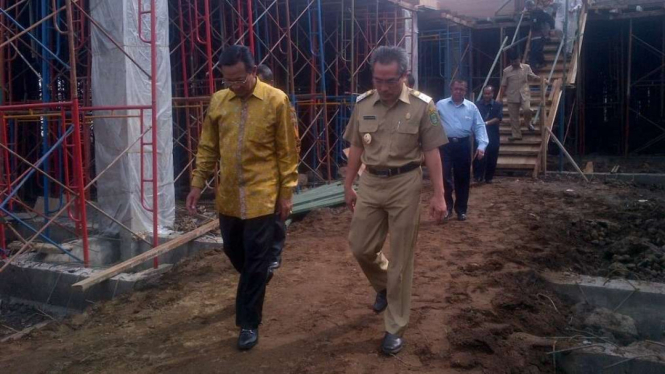 Gubernur DIY Sultan Hamengkubuwono X (kiri)