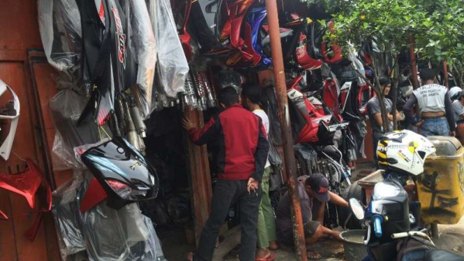 Bursa onderdil bekas di Jalan Raya Bogor KM 72, Jakarta Timur.