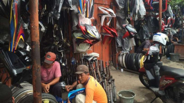Bursa onderdil bekas di Jalan Raya Bogor KM 72, Jakarta Timur.