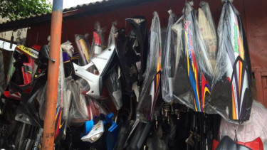 Lapak pedagang suku cadang sepeda motor di Pasar Rebo, Jakarta Timur.