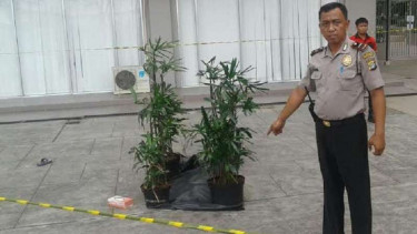 Petugas polisi di dekat jenazah Marcello di Green Bay Pluit, Senin, 30 Mei 2016.