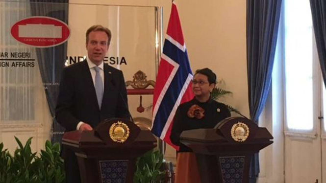 Menteri Luar Negeri Norwegia, Borge Brende (kiri) bersama Menlu Retno LP Marsudi, di Gedung Kemlu RI, Jakarta, Senin, 30 Mei 2016.