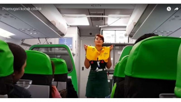 Aksi kocak para kru kabin pesawat Citilink yang menyampaikan instruksi penerbangan kepada para penumpangnya.
