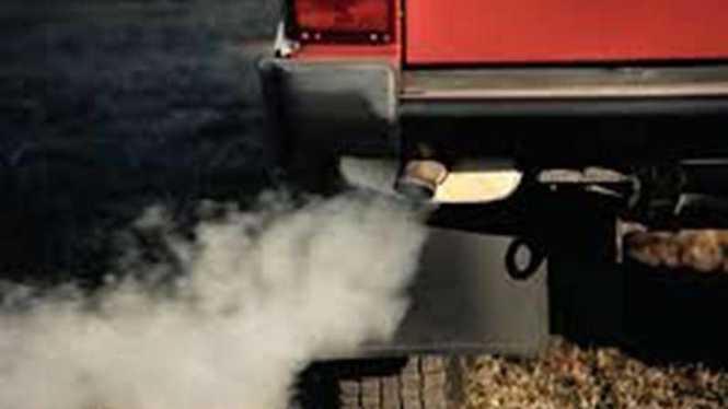 Mobil diesel berasap tebal.