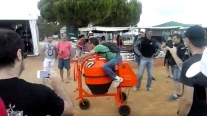 Modifikasi pengaduk semen jadi sepeda motor.