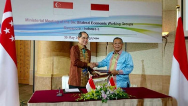 Menko Perekonomian Darmin Nasution dan Menteri Perdagangan dan Industri Singapura, Lim Hg Kiang, dalam pertemuan tingkat menteri di Singapura. 