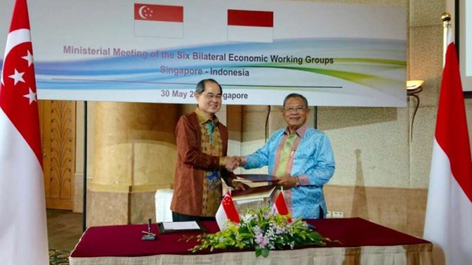 Menko Perekonomian Darmin Nasution dan Menteri Perdagangan dan Industri Singapura, Lim Hg Kiang, dalam pertemuan tingkat menteri di Singapura. 