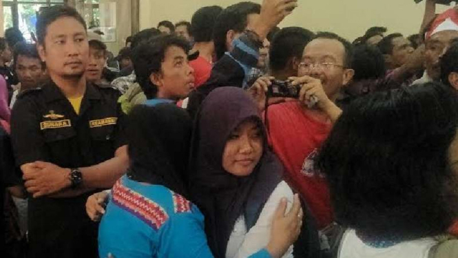 Nelayan aktivis menangis saat Hakim PTUN kabulkan gugatan atas SK Reklamasi, Selasa, 31 Mei 2016.