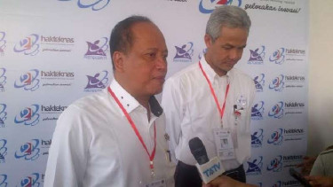 Menristek Dikti, M Nasir (kiri) dan Gubernur Jawa Tengah Ganjar Pranowo (kanan)