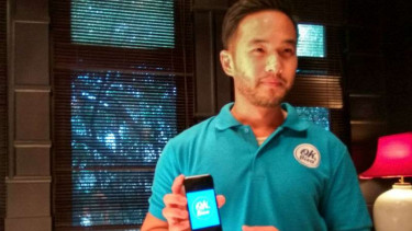 Eric Ngadiman, seorang penggagas dan pengembang aplikasi OkBisa, menunjukkan platform rancangannya di kawasan Menteng, Jakarta, pada Selasa malam, 31 Mei 2016.