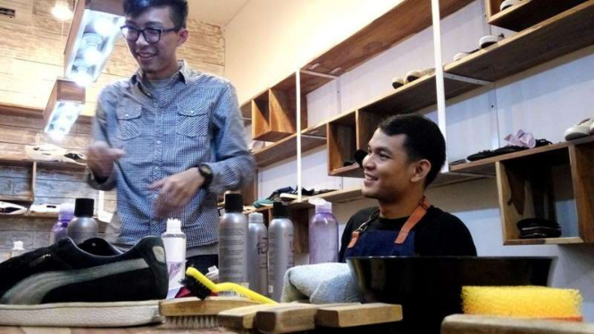 Tirta Air Mandira Hudhi (kemeja biru), dokter yang buka bisnis pembersih sepatu.