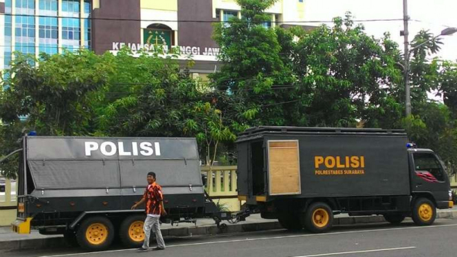 Seorang pendukung La Nyalla Mattalitti melintas di depan kantor Kejati Jatim di Surabaya pada Rabu pagi, 1 Juni 2016. Massa pendukung La Nyalla akan mendemo Kejati Jatim.