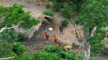 Penghuni Pulau Sentinel mencoba menyerang pendatang.