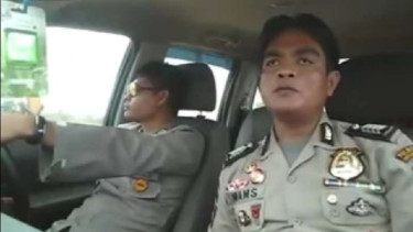 Bripka Ucok Hans saat nyanyikan lagu Andy Lau.