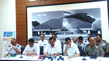 Menkopolhukam Luhut Pandjaitan dan Menteri Perhubungan Ignasius Jonan.