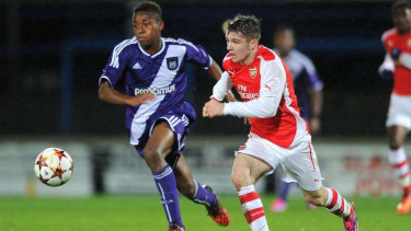 Gelandang Anderlecht Samuel Basien (kiri)