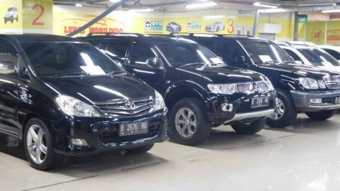 Bursa mobil bekas di WTC Mangga Dua, Jakarta Utara.
