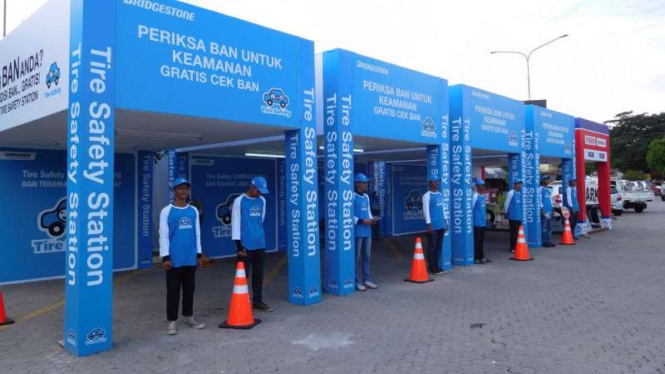 Lokasi pemeriksaan ban gratis di rest area KM 57 Tol Cikampek.