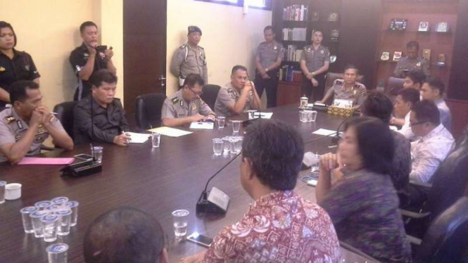 Pertemuan mahasiswa aktivis GMKI Sulawesi Utara dengan Kepala Polda setempat, Brigadir Jenderal Wilmar Marpaung, di Manado pada Kamis malam, 2 Juni 2016.
