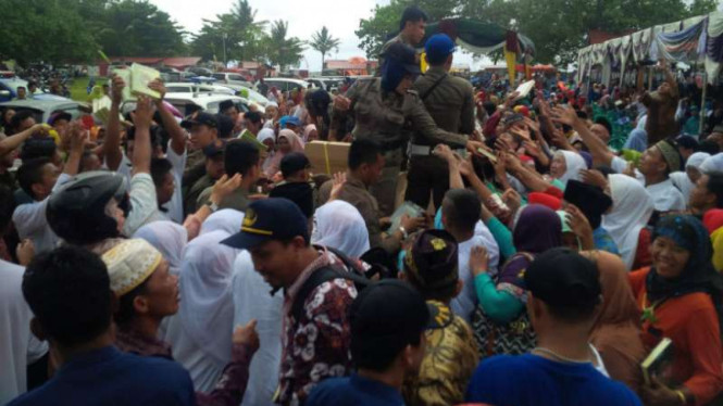 Warga Kabupaten Pesisir Barat, Lampung, berebut puluhan ribu Alquran yang dibagikan Pemerintah Kabupaten untuk menyambut Ramadan pada Jumat, 3 Juni 2016.