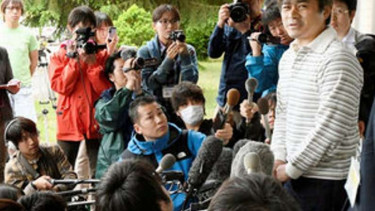 Takayuki Tanooka, ayah dari Yamato, anak yang ia tinggalkan ditengah hutan tengah berbicara pada wartawan.