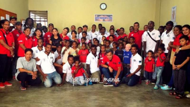 Skuat Persipura Jayapura di sebuah panti asuhan di Sentani.