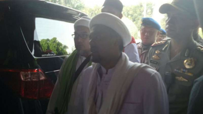 Ketua Umum FPI Riziek Shihab saat mendatangi kantor Menkopolhukam