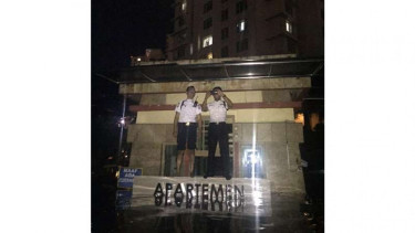 Petugas keamanan di apartemen kawasan Pantai Mutiara, Jumat (3/6/2016)
