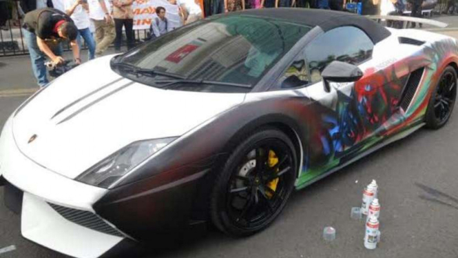 Mobil Lamborghini jadi korban cat pilok
