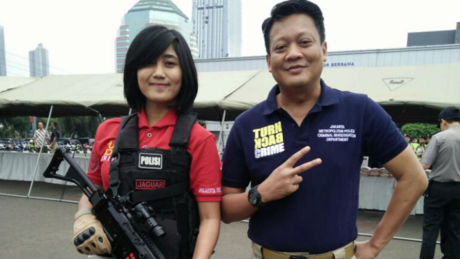 Beginilah salah satu gaya narsis Kombes Krishna Murti (kanan)