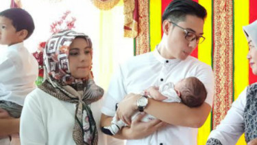 Nycta Gina dan Rizky Kinos di acara syukuran anak mereka