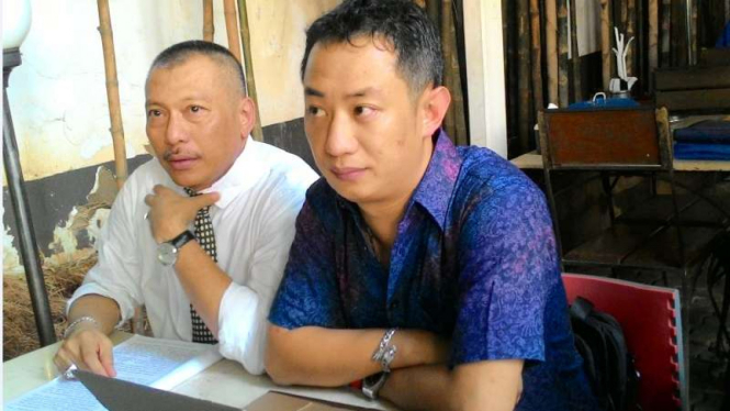 Ayah kandung Evelyn Tiandy, Budiman Tiandy (kanan)