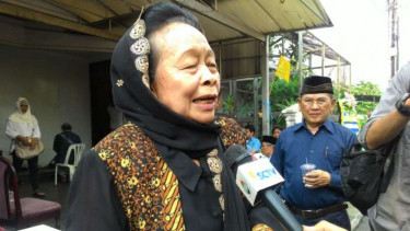 Mantan Sekretaris Jenderal DPR, Sri Sumarjati Haryanto usai melayat di rumah duka.
