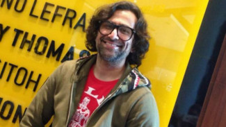 Tampilan Cuek dan Urakan Ala Jeremy Thomas