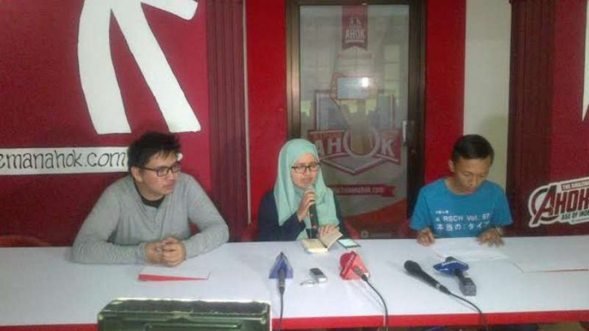 Juru Bicara (Jubir) Teman Ahok, Amalia Ayuningtyas (tengah) dalam konferensi pers di Pejaten, 5 Juni 2016.